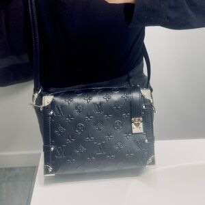 Elegant Black Bag w Silver Accents has long & shirt removable straps.